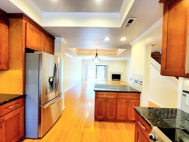 Building Photo - Spacious townhouse at Isle Cove in Foster ...