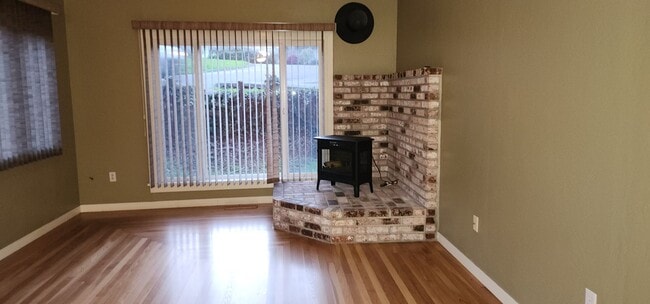Building Photo - Single Family Home in Rio Dell!