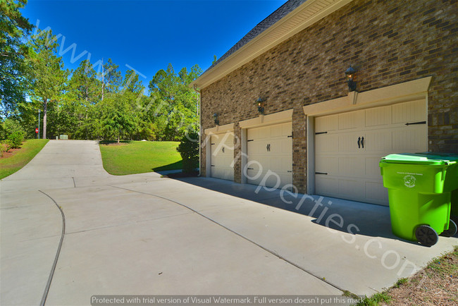 Building Photo - Stunning 5 BR Brick Home on Lake Carolina