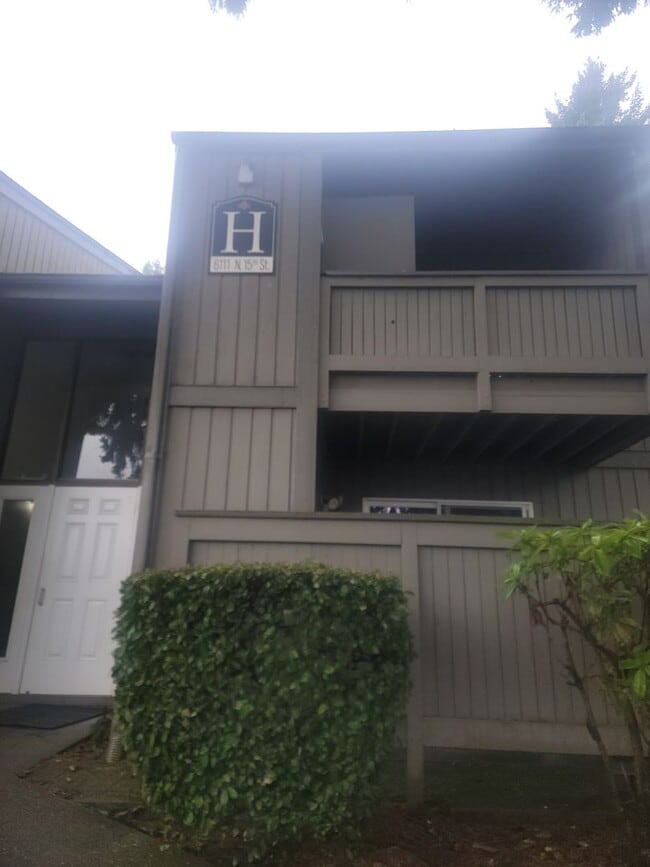 Building Photo - MOVE IN SPECIAL $500 OFF MOVE IN COSTS 2 Bedroom, North Tacoma, $1395 + $100 w/s/g = $1495.00, up...