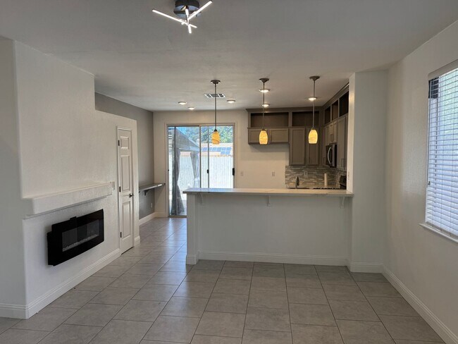 Building Photo - Clean Updated 3 Bedroom 2 Bathroom 1527 Sq...