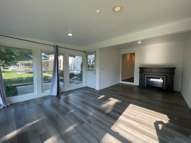 Building Photo - 1450 Woodland Dr