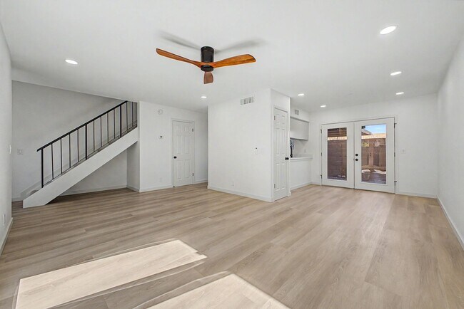 Foto del edificio - Remodeled 3BR End Unit Townhome in South Tempe | Private Yard + Covered Parking