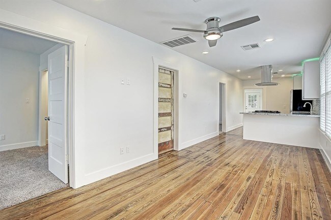 Building Photo - 304 E 33rd St