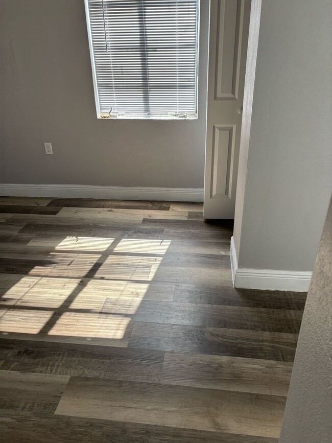 Building Photo - Rent ready at the end of April
