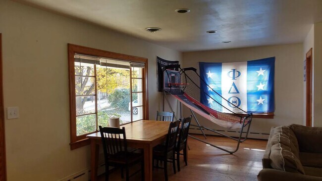 Foto del edificio - 2 Car Garage + 2 Large Living Rooms! Washer & Dryer Included! Available August 1st!