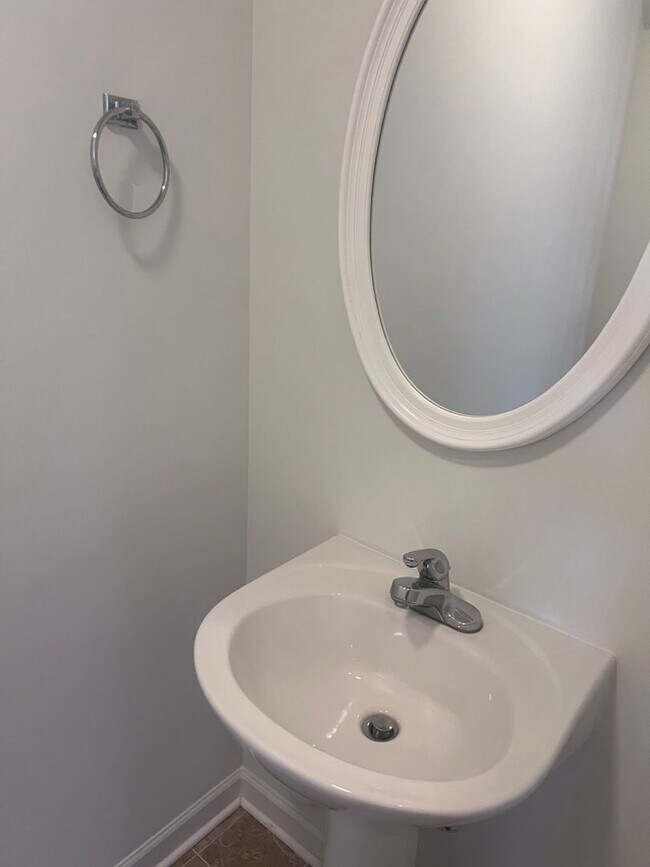Building Photo - Beautiful Two-Story Townhome for Rent - Fr...