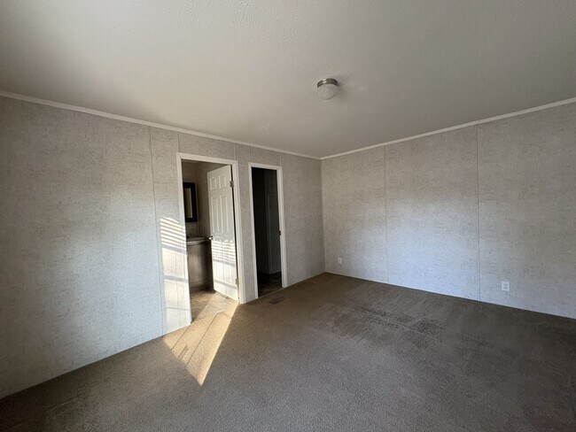 Building Photo - 12 E Manor St