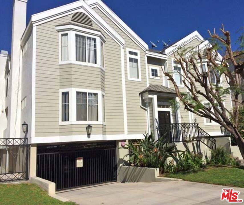 Primary Photo - 10627 Moorpark St