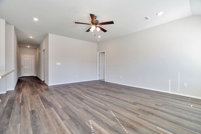 Building Photo - Spacious 3 bed, 2 bath in East Siloam Springs! Fenced yard, laundry included!