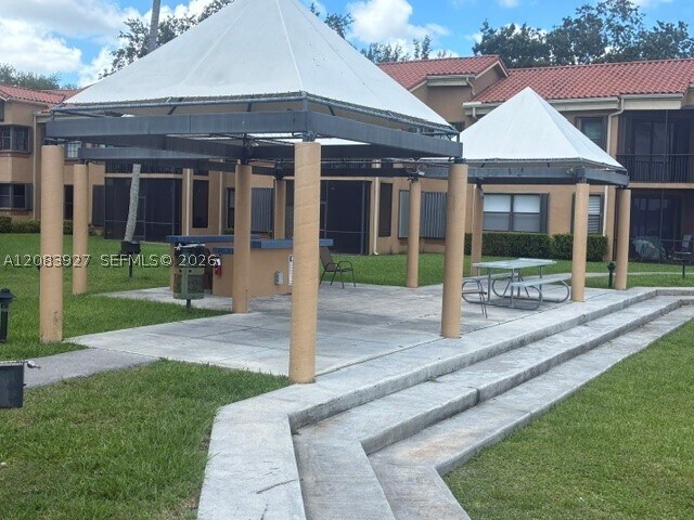Foto del edificio - 15545 Miami Lakeway N