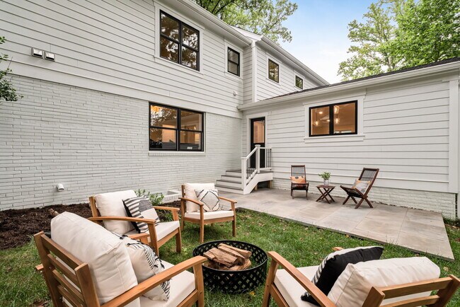 Foto del edificio - "Luxurious 6-Bed, 6-Bath Arlington Retreat...