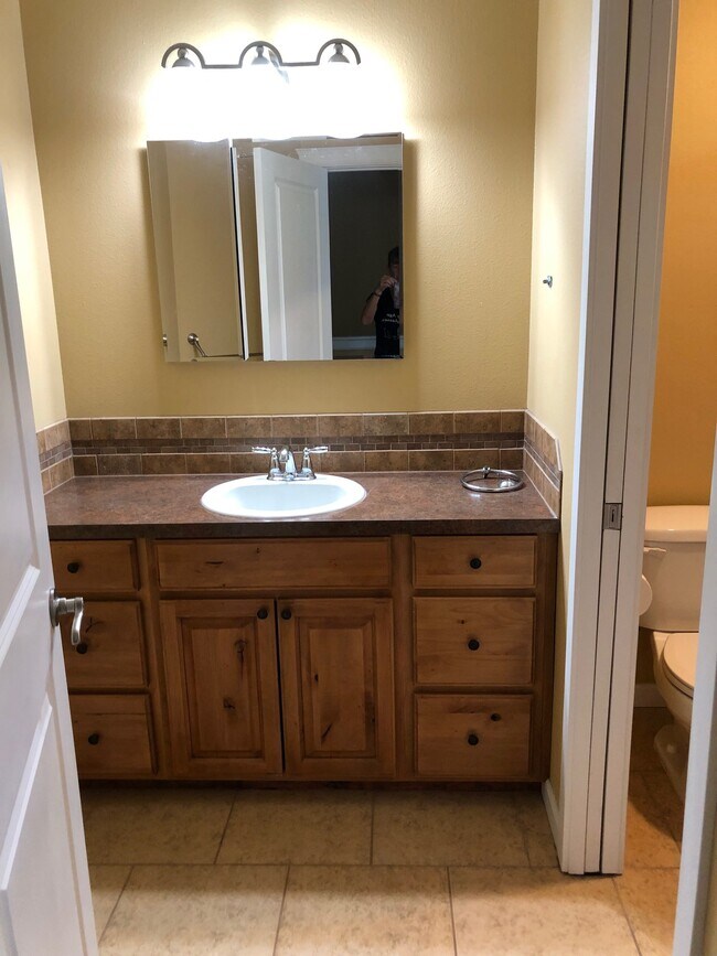 Baño en la planta superior con inodoro y ducha incorporados. - 116 5th St