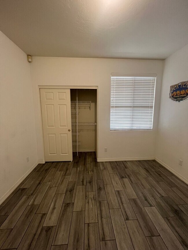 Foto del edificio - 4 BEDROOM ON CORNER LOT IN GOODYEAR