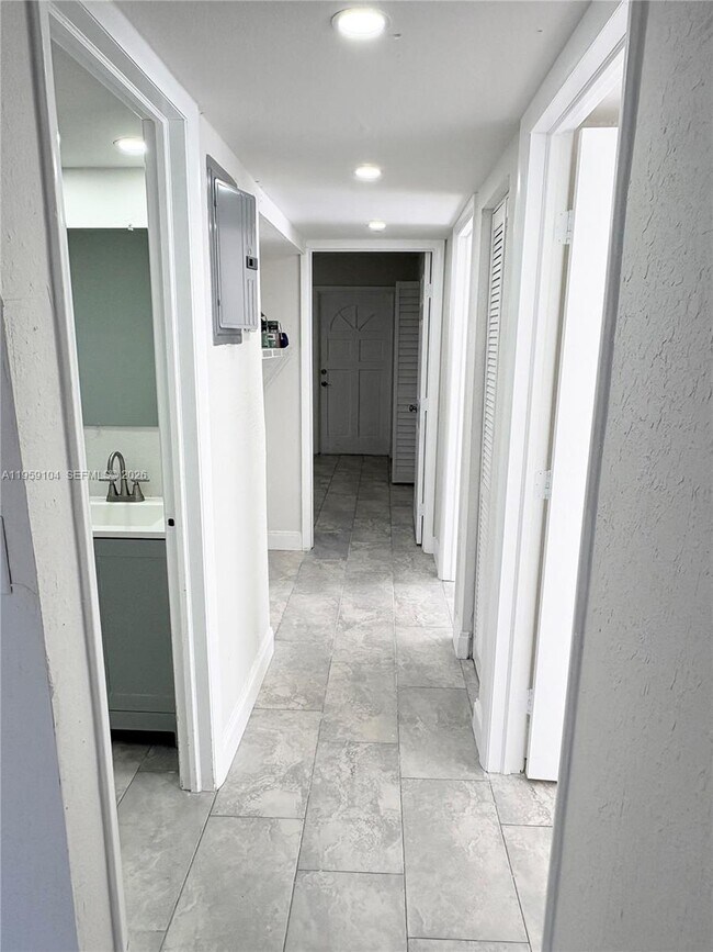 Foto del edificio - 4119 Woodside Dr