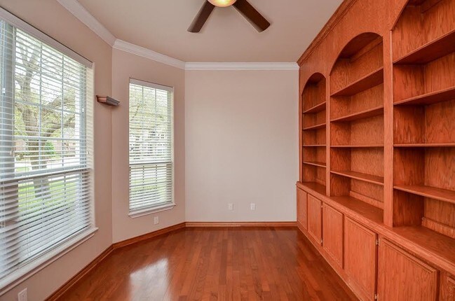 Building Photo - 3903 Pinesbury Dr