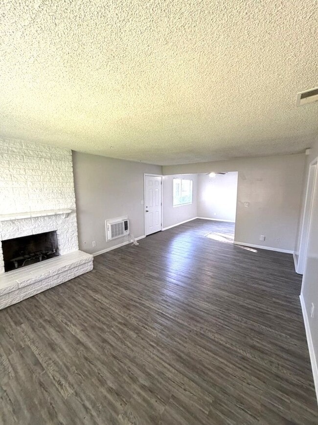 Building Photo - 988 Springfield St