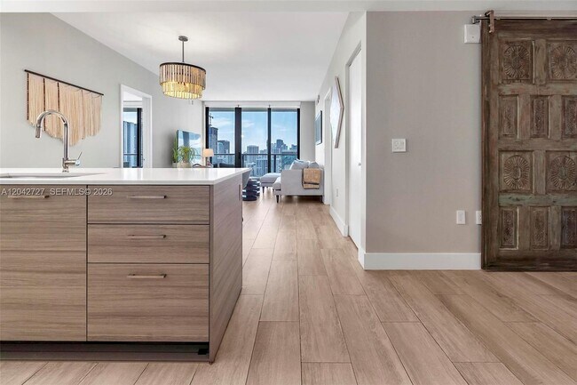 Foto del edificio - 121 NE 34th St