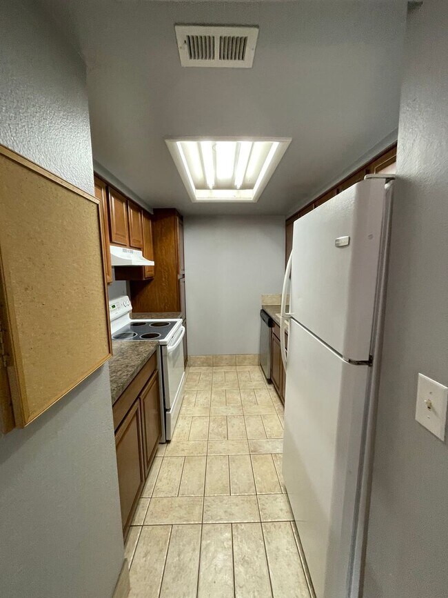 Foto del edificio - 1 MONTH FREE!! 2B/1B Upper Level Condo in Cottonwood Villas - Available NOW!