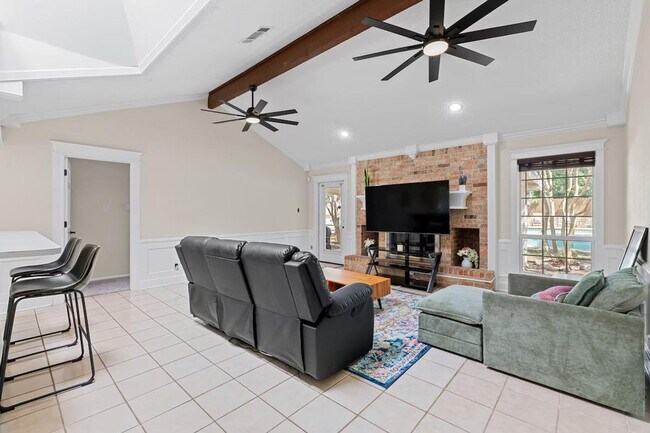 Building Photo - 908 Green Meadow Dr