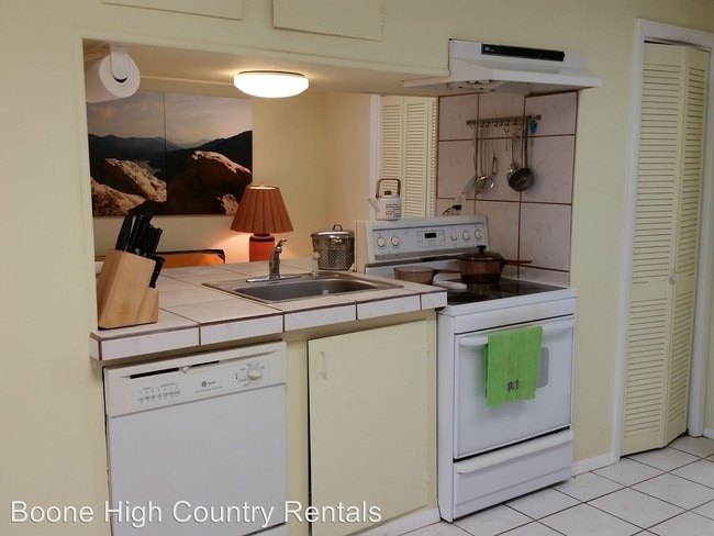 Building Photo - 2 br, 1 bath House - 593-B Pinnacle Dr