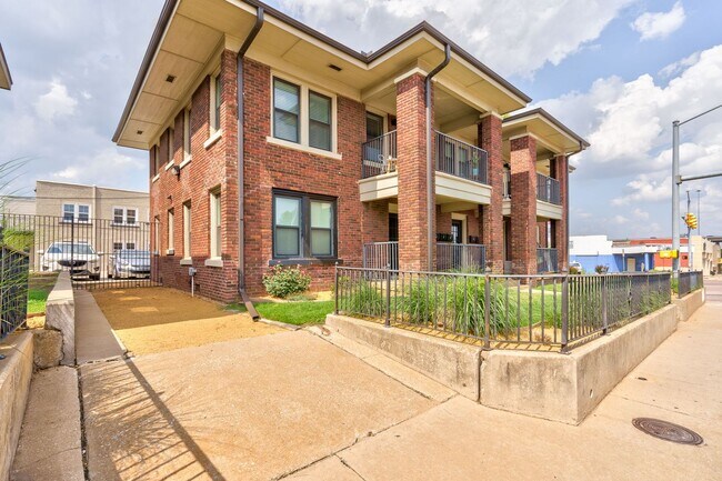 Foto del edificio - Welcome to this updated 1 Bedroom 1 Bathroom Bungalow Located in the Historic Jefferson Park Dist...