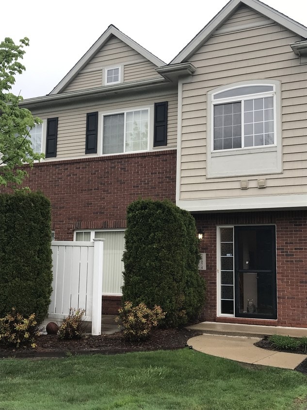 23074 Fairlane Blvd Unit 1, Woodhaven, MI 48183 Condo for Rent in