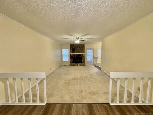 Foto del edificio - 2109 Hollyridge Pl
