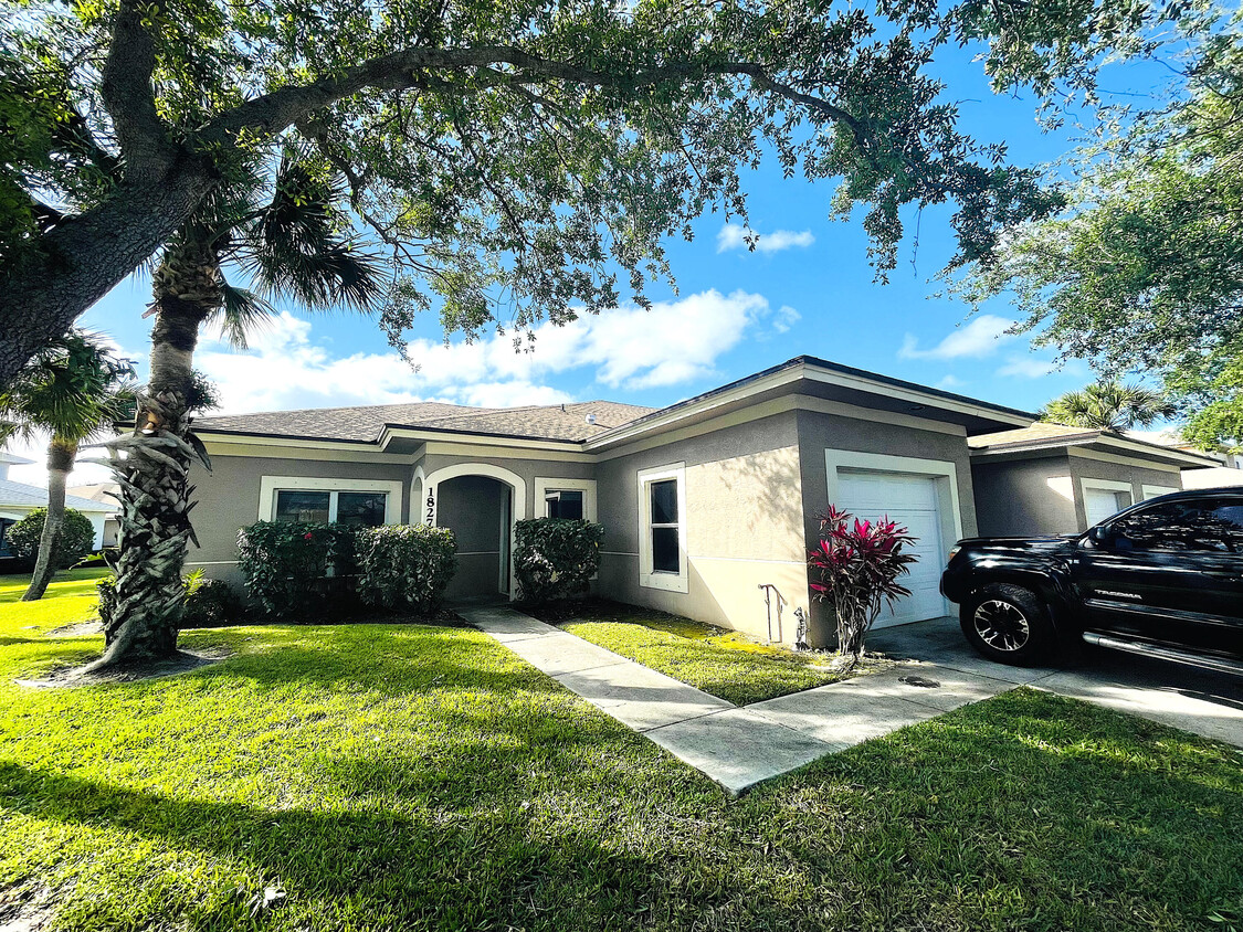 Primary Photo - 1827 Sandhill Crane Dr