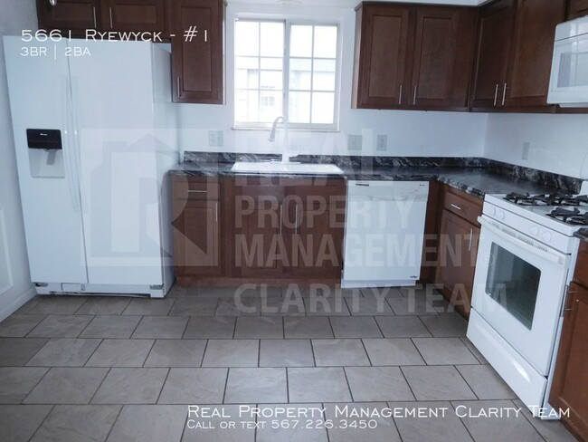 Building Photo - First Floor Unit w/ Private Patio