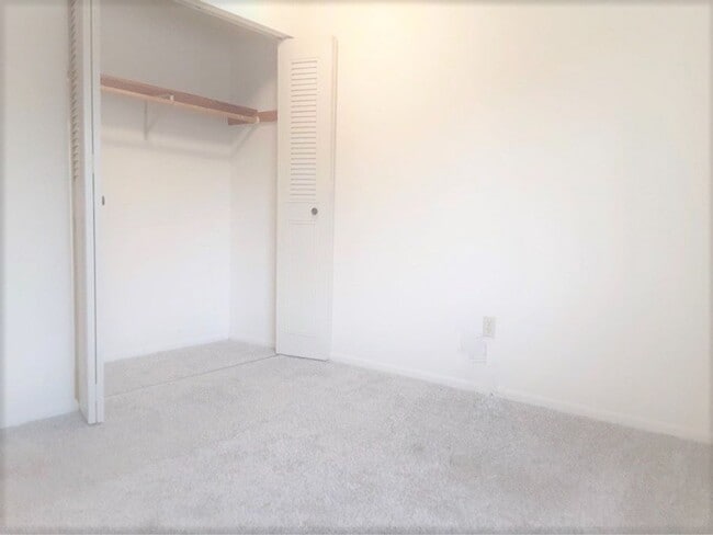 Building Photo - Upper 2 Bedroom 1 Bathroom