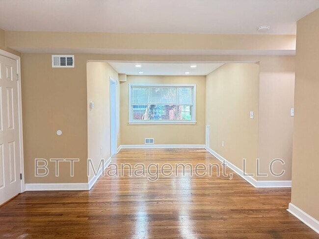 Foto del edificio - 8804 Bradford Rd