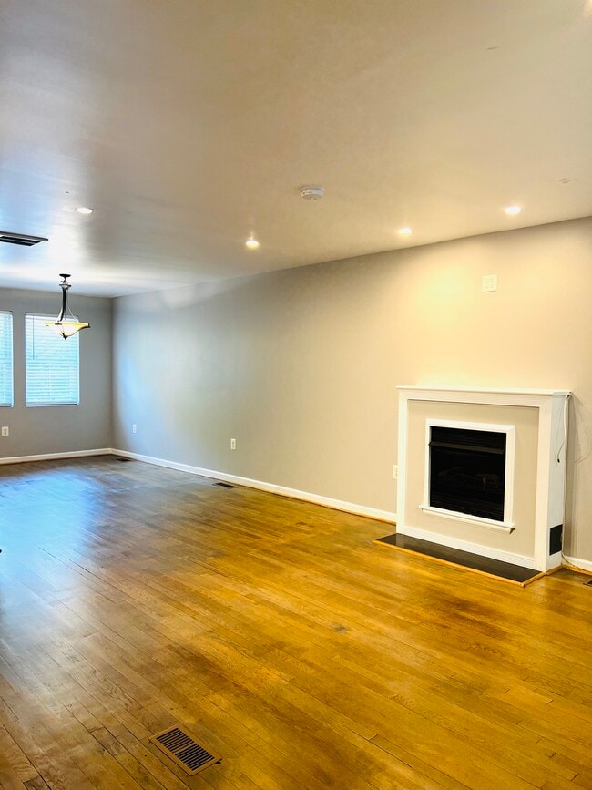 Building Photo - 20 Farragut Pl NW