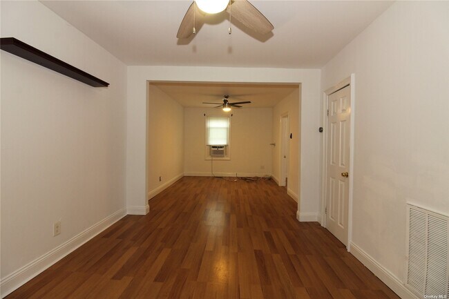 Foto del edificio - 280 Islip Blvd