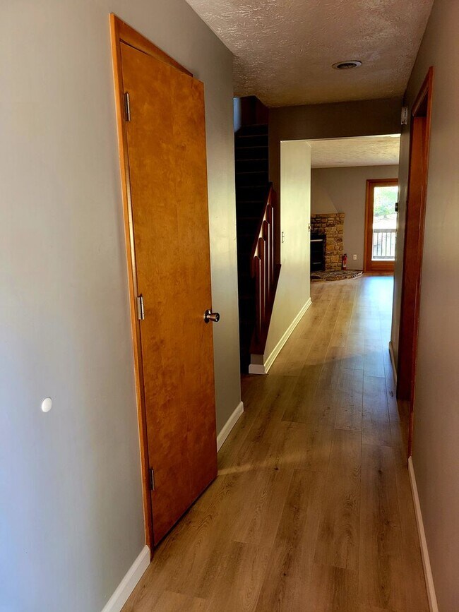 Foto del edificio - 4 bedroom Townhouse on Bloomington's South Side; Located in The Woodlands!