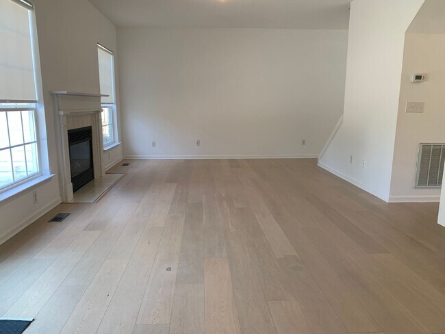 Foto del edificio - Renovated 5 Bedroom Home w/ 2 Car Garage and Fenced Backyard