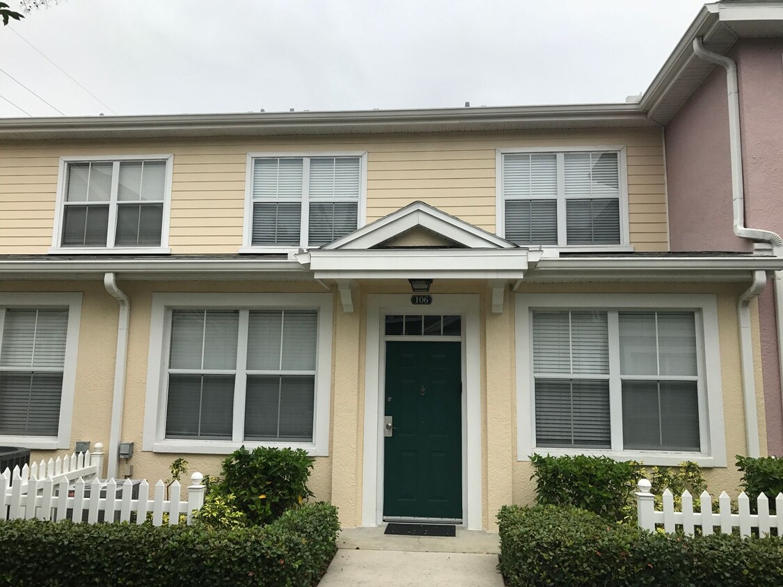 Foto principal - Townhouse on 1st floor in guard gated comm...