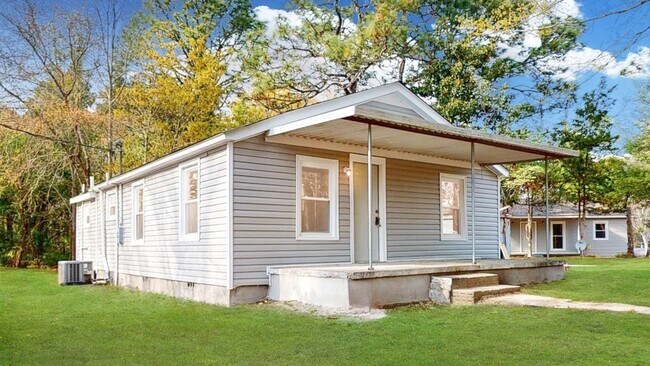 Building Photo - Fully Renovated 2 Bedroom and 1 Bath Home