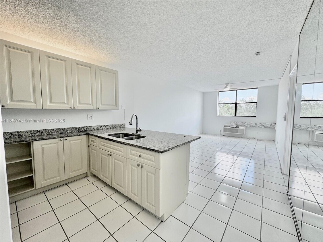 Foto principal - 2401 Riverside Dr