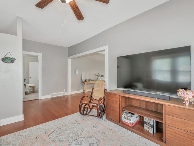 Building Photo - Gorgeous 4 Bedroom Home in RIVERSIDE - Rar...