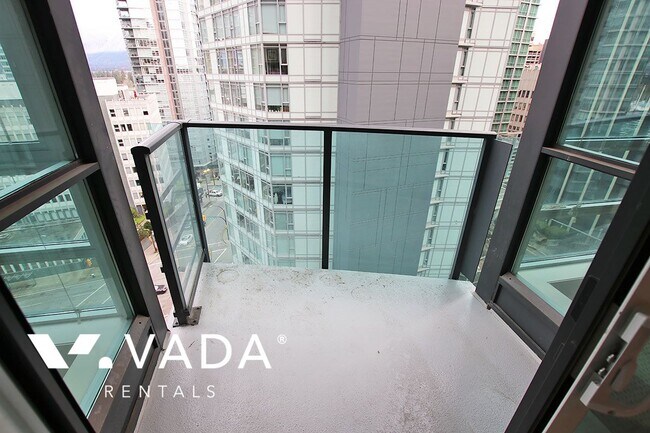 Photo du bâtiment - The Melville Coal Harbour 2 Bedroom Apartm...