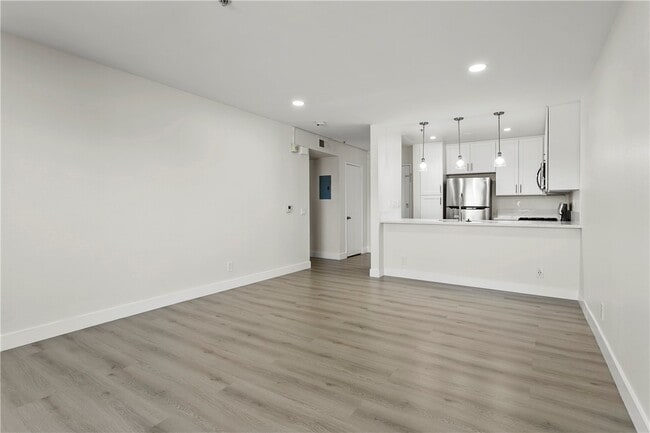 Building Photo - 450 W 4th St