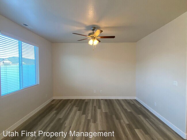 Building Photo - 3 br, 2.5 bath House - 637 E Eureka Aly