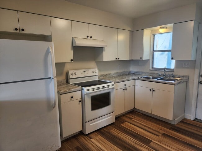 Building Photo - Updated Duplex Apartment in Central Gulfport!