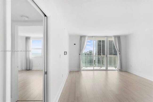 Foto del edificio - 1155 Brickell Bay Dr