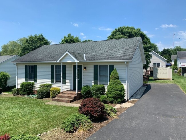 Building Photo - 3 BR 2 BA Cottage