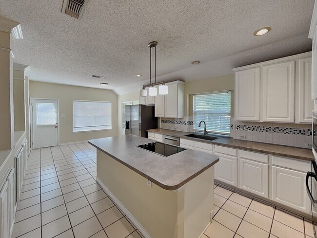 Foto del edificio - READY NOW! Spacious 4-Bedroom Hulen Bend Home with Open Layout, Gourmet Kitchen & Entertainer’s B...