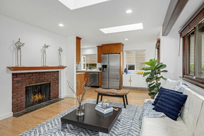 Building Photo - 5bd/2.5ba Bellevue Home