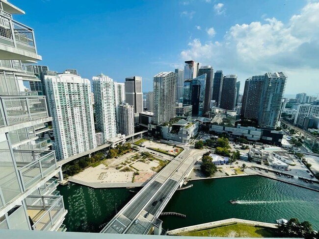 Foto del edificio - 350 S Miami Ave