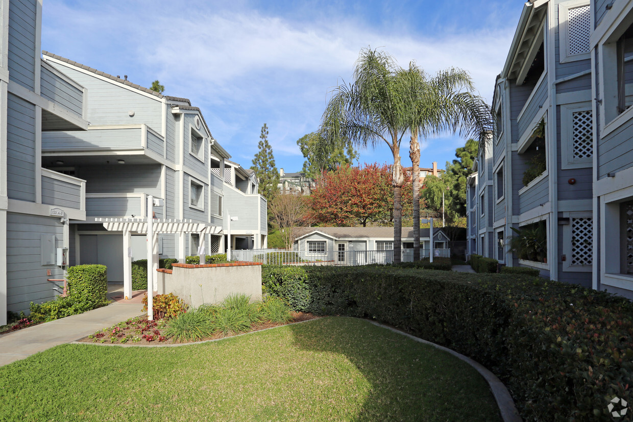 Primary Photo - Lakeview Terrace Condominiums